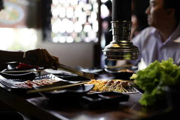 Fatia de carne crua para churrasco ou estilo japonês yakiniku — Fotografia de Stock