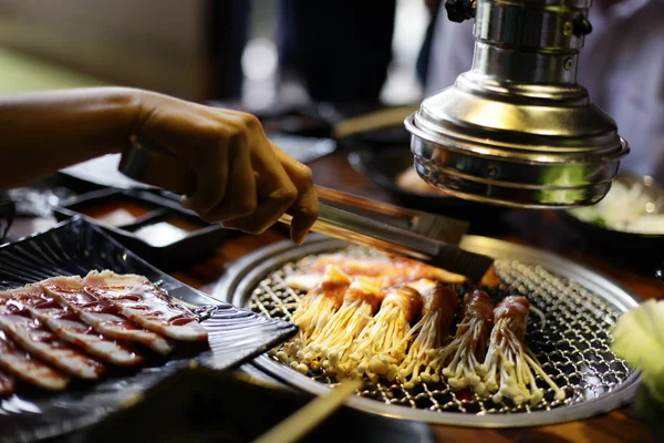 Rebanada de carne cruda para barbacoa o yakiniku de estilo japonés — Foto de Stock