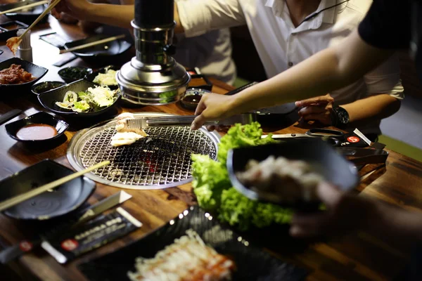 Fatia de carne crua para churrasco ou estilo japonês yakiniku — Fotografia de Stock