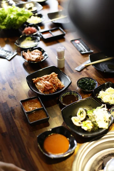 Rebanada de carne cruda para barbacoa o yakiniku de estilo japonés — Foto de Stock