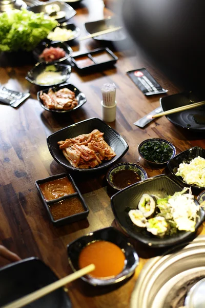 Rebanada de carne cruda para barbacoa o yakiniku de estilo japonés —  Fotos de Stock