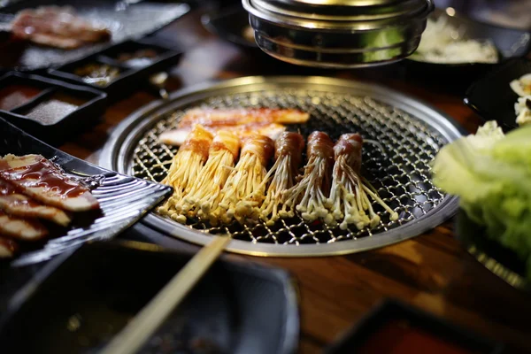 Rå nötkött segment för grillfest eller japansk stil yakiniku Stockbild