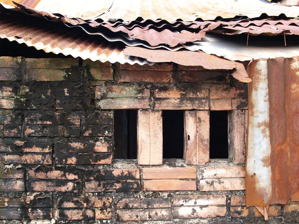 Endüstriyel arka plan, içi boş tuğla duvarlı grunge şehir sokağı