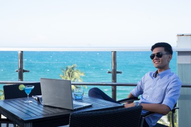 Genç işadamı laptop Cafe Shop çalışma