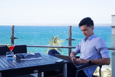 Genç işadamı laptop Cafe Shop çalışma