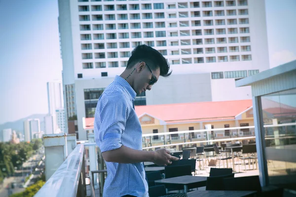 Giyinmiş genç adam resmi office balkon dinlenme
