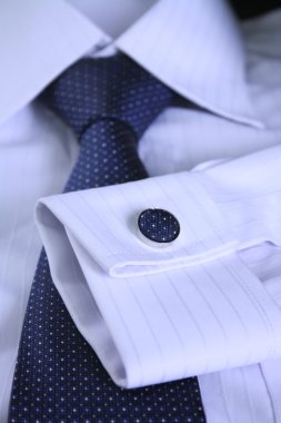 kravat ve kol düğmeleri