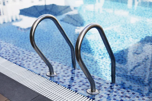 Piscina, Piscina Blue spa con acqua pulita — Foto Stock