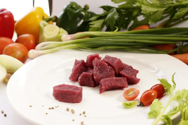 Tranche de viande d'autruche crue avec des légumes — Photo