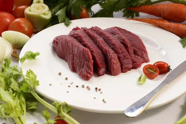 Kromka mięso strusia surowych warzyw — Zdjęcie stockowe