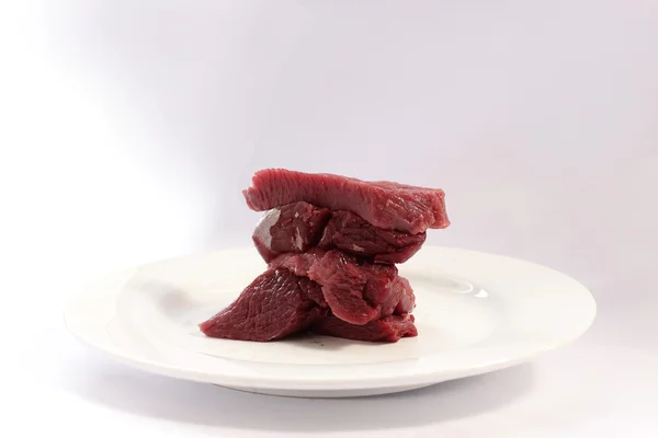 Rohe Stücke von frischem Straußenhals Fleisch. Bild isoliert auf weißem Studiohintergrund — Stockfoto