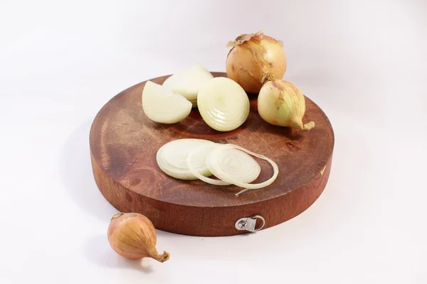 Άσπρο και τα κρεμμύδια σε ένα ξύλο κοπής — Φωτογραφία Αρχείου