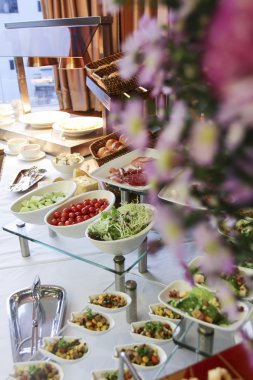 Yiyecek ve içecek olay ya da kutlama, basık perspektif, bireysel kapsayıcılar bir büfe üzerinde görüntülenen çeşitli taze salata