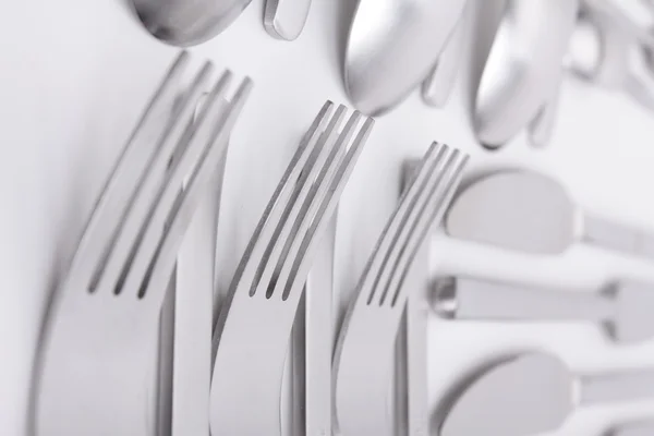 Juego de cubiertos con tenedor, cuchillo y cuchara sobre fondo blanco — Foto de Stock