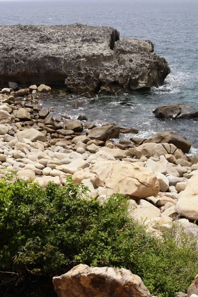 Mavi gökyüzü ve dağ, kayalık sahil ile plajda kayalar — Stok fotoğraf