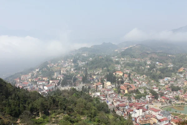 Sapa, lao cai, vietnam - die katholische Rosenkranzkirche und der Hauptplatz in sapa, lao cai, vietnam. sapa is town at hoang lien son mountains of nordwest vietnam — Stockfoto