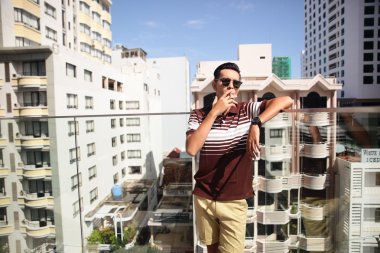 Balkonda sigara adam