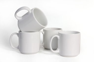 dört seramik bardak izole beyaz arka plan, yan görünüm.