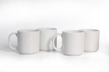 dört seramik bardak izole beyaz arka plan, yan görünüm.