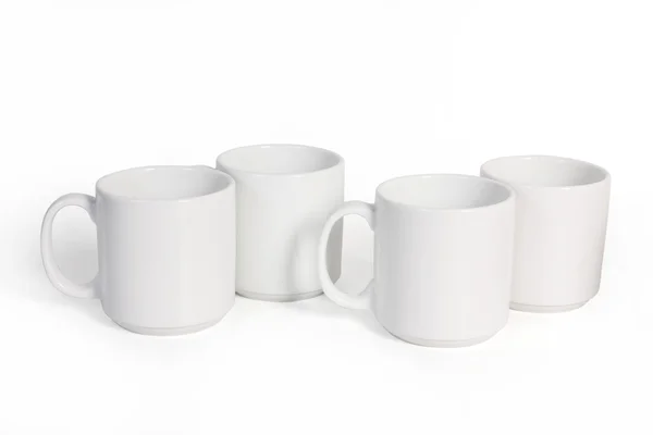 Čtyři keramické poháry izolované na bílém pozadí, boční pohled. — Stock fotografie