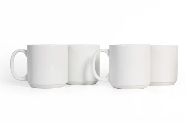 Czterech ceramiczne kubki na białym tle na białym tle, widok z boku. — Zdjęcie stockowe