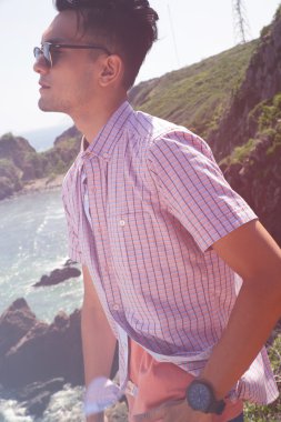 portre trendy çekici genç adam hakkında