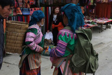 Sapa, Vietnam - 08 Şubat 2015: Hmong kadınlar Kuzey Vietnam Bac Ha Market.