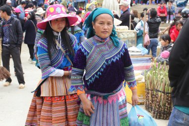 Sapa, Vietnam - 08 Şubat 2015: Hmong kadınlar Kuzey Vietnam Bac Ha Market.
