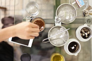 El stiring beyaz fincan kahve ahşap masa üzerinde