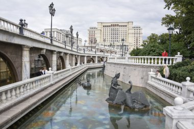 Alexander bahçede yürüyen vatandaşlar