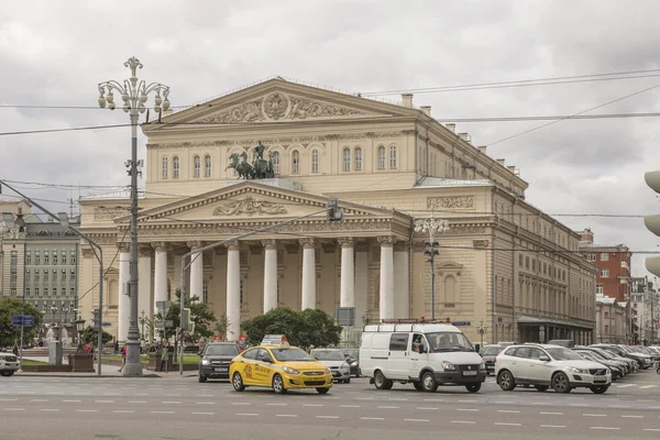 Peatones y vehículos que se mueven cerca del Teatro Bolshoi — Foto de Stock