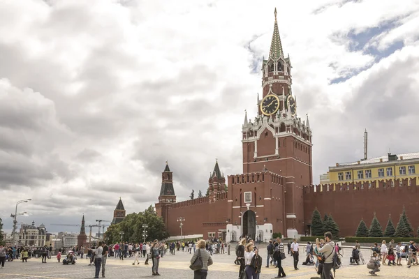  Kızıl Meydan yürüyüşte vatandaşlar  