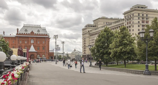 Pedestrians walk through the streets of Moscow — Stock Photo, Image