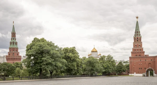 Вид на Боровицкую и Водовзводную башни Московского Кремля — стоковое фото