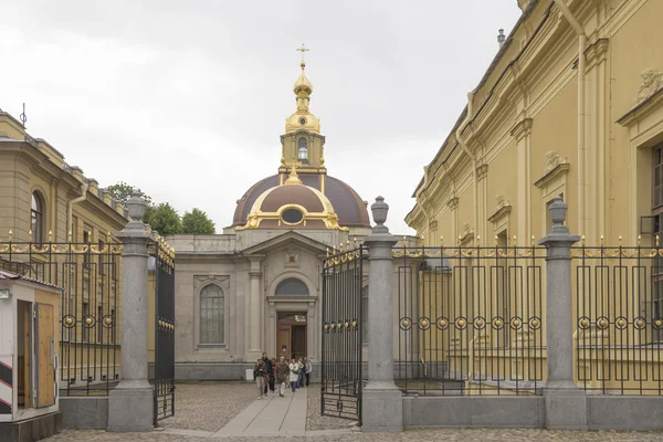 A Péter és Pál erődre látogató turisták — Stock Fotó