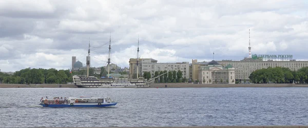 Barco com turistas navegando no rio Neva em São Petersburgo — Fotografia de Stock