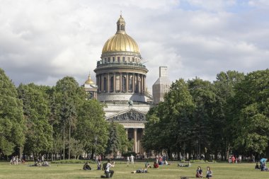 St. Petersburg'daki Alexander Garden'da vatandaşlar dinleniyor.