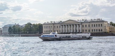  St Petersburg Neva Nehri üzerinde yelken turistler ile Tekne 