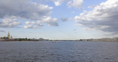  Neva görünümünü 5 Temmuz; 2015 yılında St. Petersburg  