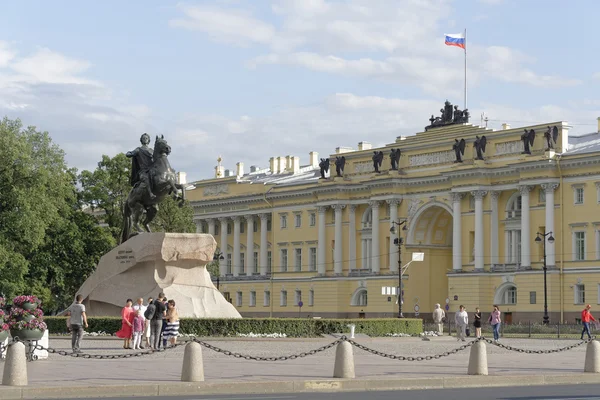 Громадяни фотографуються біля пам'ятника Петру 1 — стокове фото