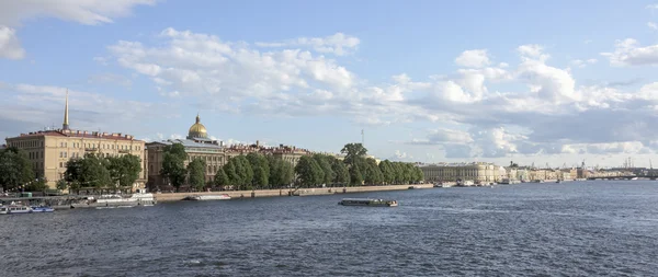 Vista do Neva em 5 de julho; 2015 em São Petersburgo — Fotografia de Stock