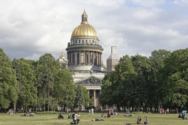 Los ciudadanos descansan en el Alexander Garden en San Petersburgo — Foto de Stock