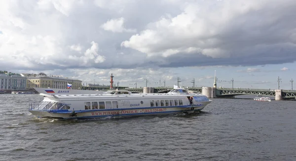 Boats with tourists sailing on the Neva River — Stock Photo, Image