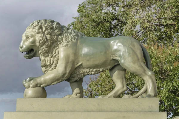 Amarre con leones en el Almirantazgo en San Petersburgo —  Fotos de Stock