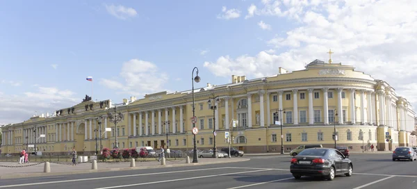 St. Petersburg'daki Senato Meydanı'nın görünümü