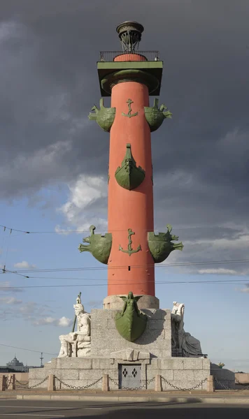 Veduta della colonna di Rostral a San Pietroburgo — Foto Stock