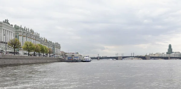 Vista do Palácio de Inverno em 8 de julho; 2015 em São Petersburgo — Fotografia de Stock