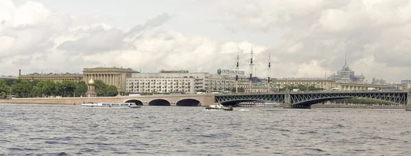 Blick auf die Troitsky-Brücke in St. Peter — Stockfoto