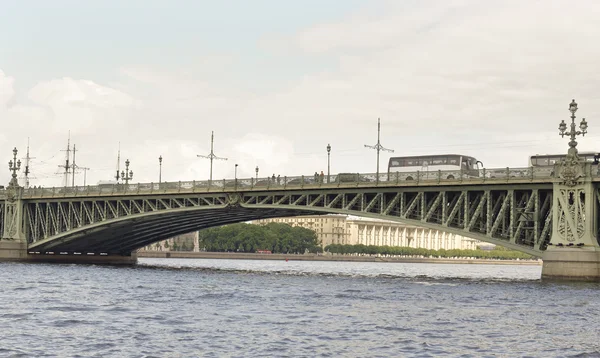 Blick auf die Troitsky-Brücke in St. Peter — Stockfoto
