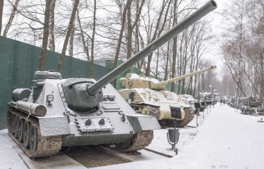 Su-100 - Sovyet kendinden tahrikli topçu (1943), (kar yağışı)